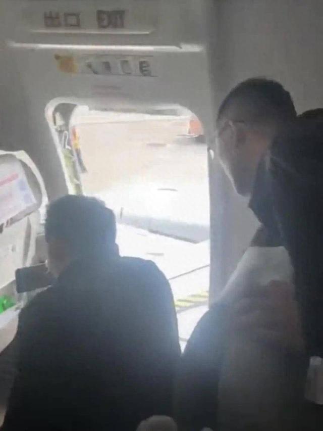 航班刚落地舱内应急出口就被乘客打开 航司：涉事乘客已被警方带走